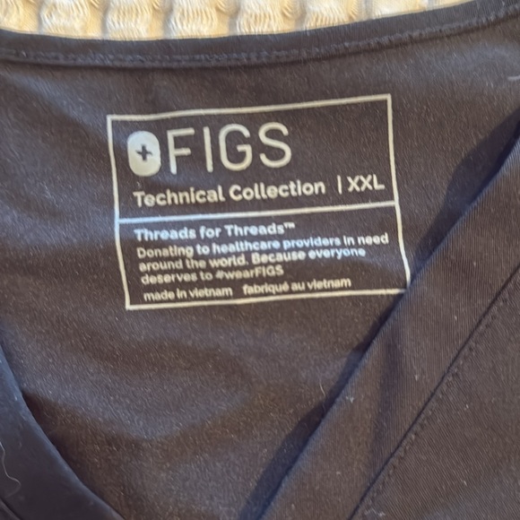 All black figs set with popular petal sleeve top - Picture 4 of 5